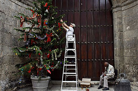 Un árbol de Navidad en la puerta del Palacio de Capitanes Generales, de La Habana. | Efe