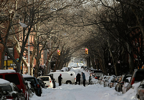 Los vecinos intentan limpiar una calle ellos mismos este miércoles en Cobble Hill, Brooklyn. | AFP