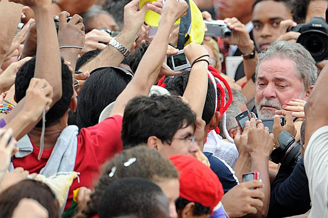 Lula, visiblemente emocionado, saluda al pueblo congregado en Brasilia. | AFP