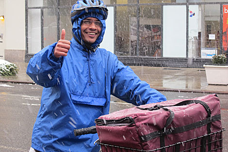 Ghulam, un mensajero pakistaní que, a pesar de la nieve, utiliza su bicicleta. I GA