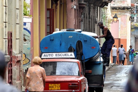 Un camión cisterna en el centro de La Habana. | Efe