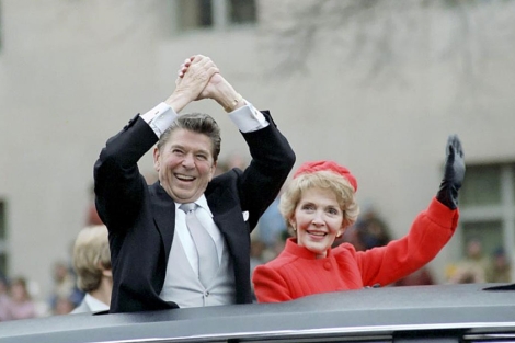 El matrimonio Reagan en el desfile de toma de posesión del 20 de enero de 1981. | Efe