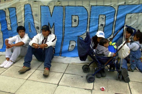 Una familia protesta contra el hambre en Argentina. Una familia protesta contra el hambre en Argentina.