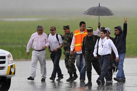 Los liberados Guillermo Solórzano (2d) y Salín Sanmiguel (2i) llegan al aeropuerto de Palmira. | AFP Los liberados Guillermo Solórzano (2d) y Salín Sanmiguel (2i) llegan al aeropuerto de Palmira. | AFP