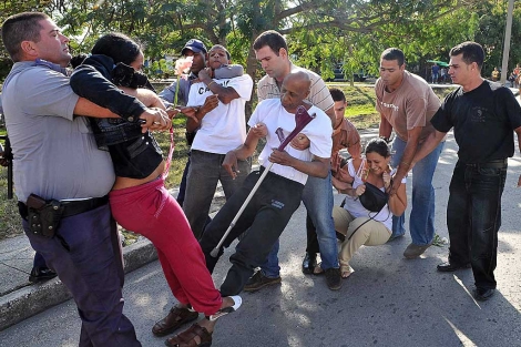 Fariñas y otros disidentes cubanos son detenidos el pasado 28 de enero. | Efe