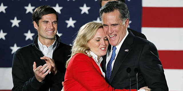 Mitt Romney se abraza con su esposa tras los 'caucus' de Iowa. | Reuters