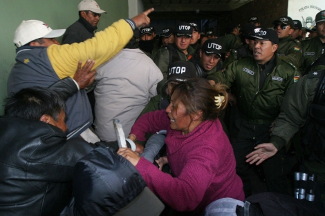 Mujeres de policías tratan de entrar en la sede de Inteligencia. | Afp