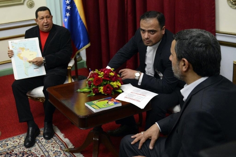 Chávez muestra al presidente de Irán, Mahmud Ahmadineyad, la ubicación de Paraguay. | Afp