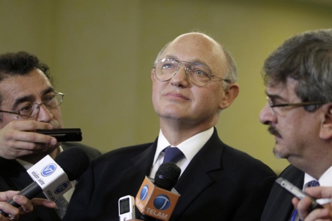 Héctor Timerman, interrogado por la prensa. | Reuters