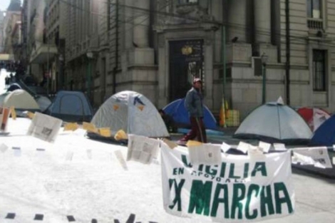 Los indígenas acampados en el edificio de la vicepresidencia.| Daniela Vázquez