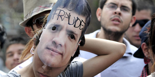 Una participante en las protestas contra Peña Nieto. | Efe