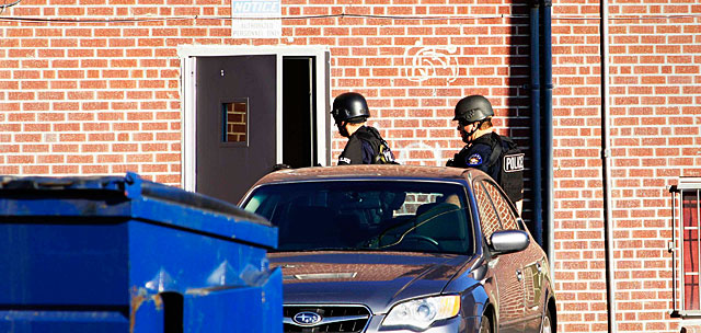 Agentes de policía, ante la casa del sospechoso. | Reuters