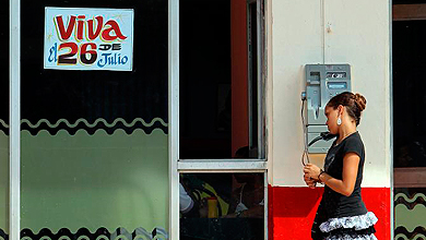 Una joven habla por teléfono en La Habana. | Alejandro Ernesto/Efe