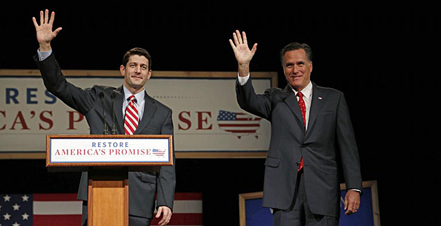 Paul Ryan (i) en un axcto de apoyo al candidato Mitt Romney (d) en Wisconsin. | Reuters