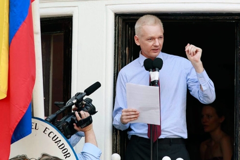 Julian Assange, durante la rueda de prensa que dio en la embajada. | Reuters