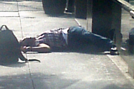 El cuerpo de un hombre tendido en la acera cerca del Empire State. | Reuters
