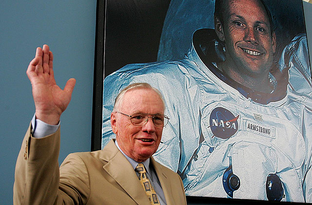 Neil Armstrong en 2005 en la Campus Party de Valencia, con una imagen de su época de astronauta. | B. Pajares