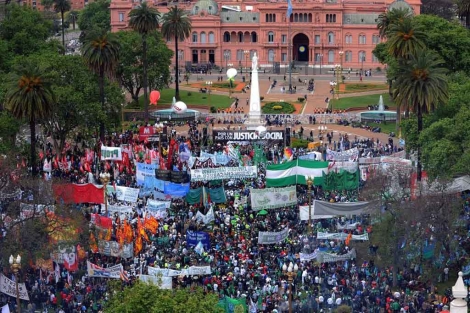 Los manifestantes en la Plaza de Mayo,| Afp