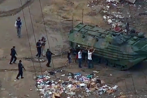 Varios detenidos en la favela de Manguinhos. | O Globo Varios detenidos en la favela de Manguinhos. | O Globo