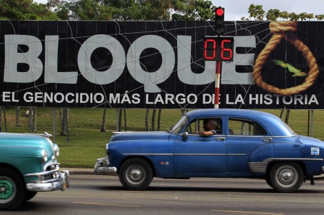 Un cártel en La Habana denuncia el embargo económico. | Reuters