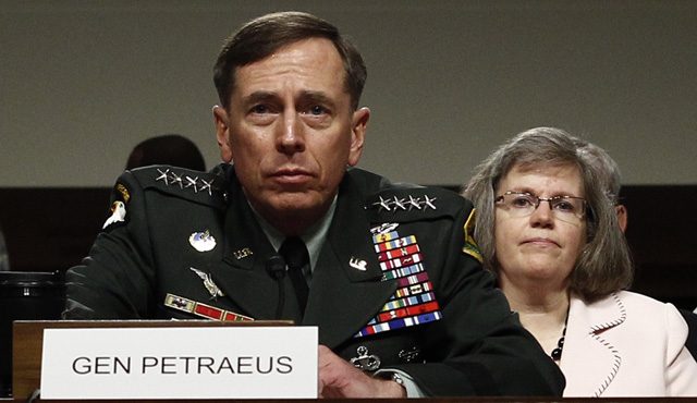 Petraeus y su mujer. | Reuters