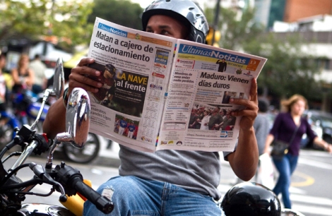 Un hombre lee la prensa en Caracas para informarse del estado de Chávez. | Efe Un hombre lee la prensa en Caracas para informarse del estado de Chávez. | Efe