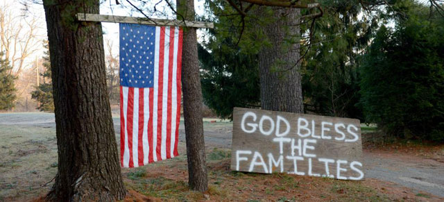 Cartel y bandera colocada cerca de la escuela primaria de Newton, Connecticut. | Efe