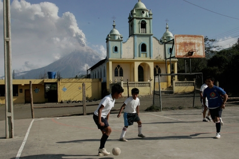 Vista del volcán Tungurahua desde Huambalo (Ecuador). | Efe Vista del volcán Tungurahua desde Huambalo (Ecuador). | Efe