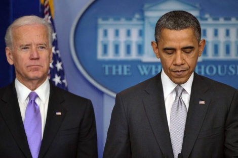 Obama, con el vicepresidente Biden detrás.| Afp
