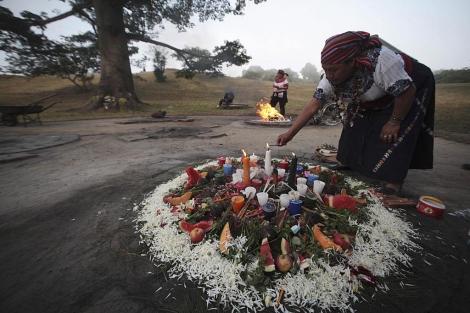 Una indígena prepara un fuego sagrado en Guatemala. | Reuters
