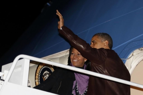 Michelle y Barack Obama antes de comenzar sus vacaciones navideñas. | Reuters