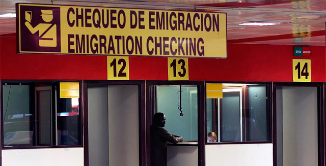 Un hombre chequea sus documentos en el aeropuerto de La Habana. | Efe