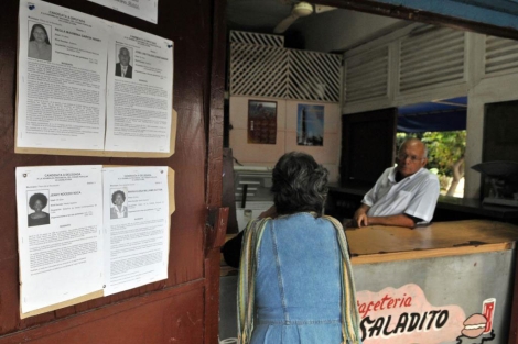 Fotos y biografías de los candidatos en un puesto callejero.| Efe