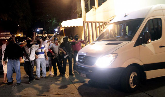 Seguridad en torno a la furgoneta que traslada a los turistas atacados. | Afp