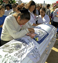 Una mujer llora sobre el féretro de su hija muerta, en Ciudad Juárez.