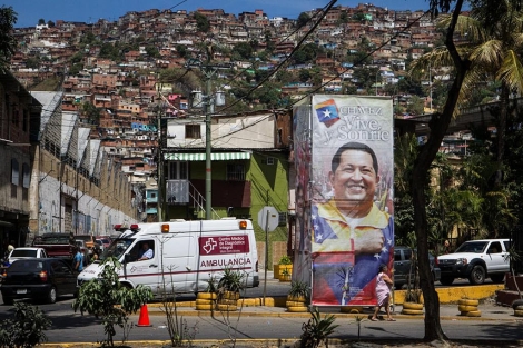 Cartel de apoyo a Hugo Chávez en Caracas. | Efe