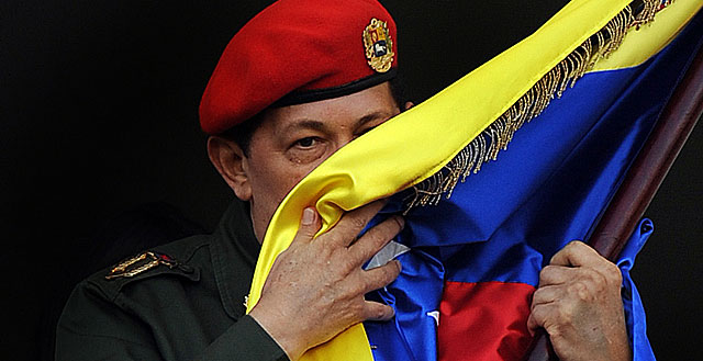 Chávez besando la bandera de Venezuela en 2011.