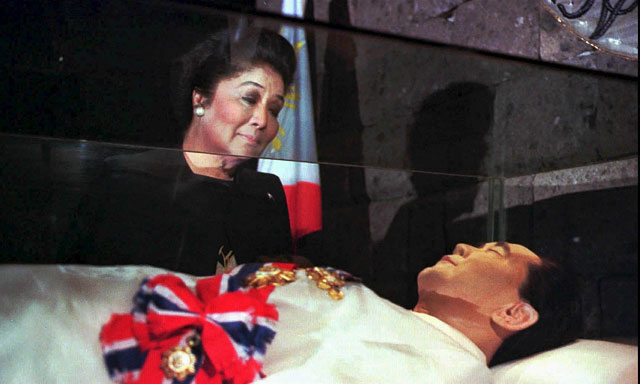 La viuda del dictador Ferdinand Marcos, Imelda, observa el cadáver embalsamado de su esposo. | Ap La viuda del dictador Ferdinand Marcos, Imelda, observa el cadáver embalsamado de su esposo. | Ap