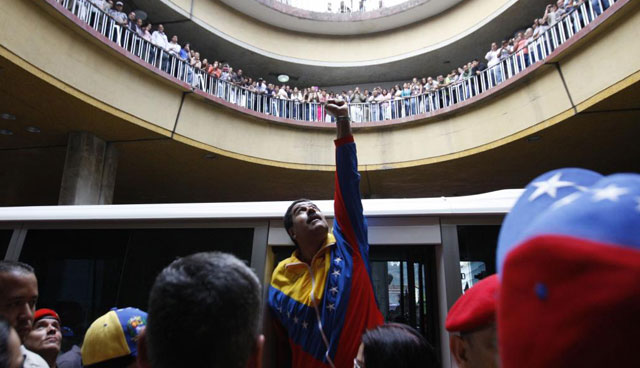 Maduro mira al cielo, ayer, tras registrarse como candidato a las elecciones. | Reuters Maduro mira al cielo, ayer, tras registrarse como candidato a las elecciones. | Reuters