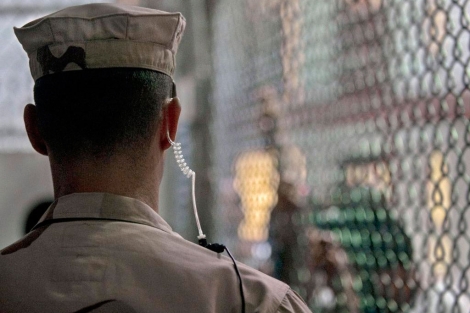Un guardia vigila el almuerzo del campo VI de Guantánamo.| Afp
