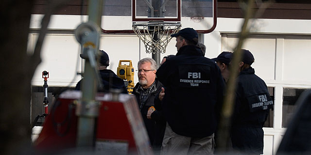 Varios agentes en la casa donde fue detenido Dzhojar. | Getty Images/AFP