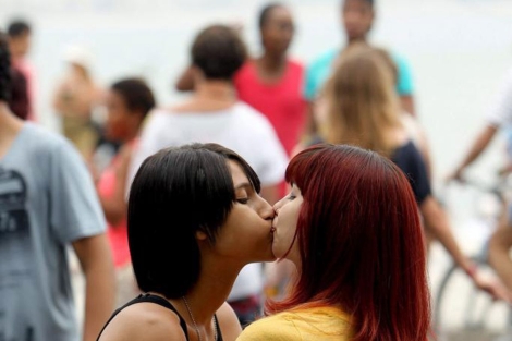 Una pareja se besa en las playas de Copacabana. | Efe