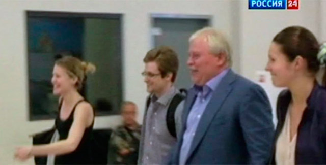 Edward Snowden abandona el aeropuerto de Moscú. | Reuters