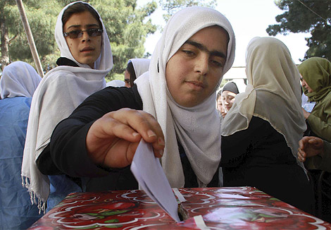 Afganas aprendiendo cómo funciona el proceso electoral.| Efe