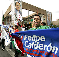 Seguidores de Calderón celebran su triunfo. (Foto: AP) Seguidores de Calderón celebran su triunfo. (Foto: AP)