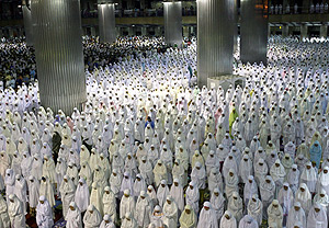 Los musulmanes se reúnen para rezar en las mezquitas. (Foto: REUTERS)