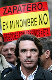 José María Aznar en la manifestación. (Foto: AP)