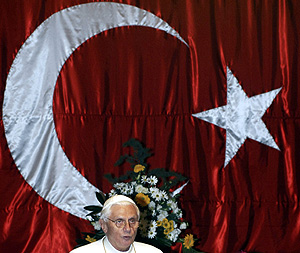 Benedicto XVI, bajo una gran bandera turca, en la embajada del Vaticano en Ankara. (Foto: REUTERS)