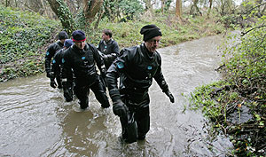 La policía inspecciona el río donde fueron encontrados dos de los cuerpos. (Foto: AFP)