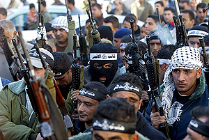 Milicianos de las Brigadas de los Mártires de Al Aksa se manifiestan en apoyo de Abu Mazen en Cisjordania. (Foto: EFE)